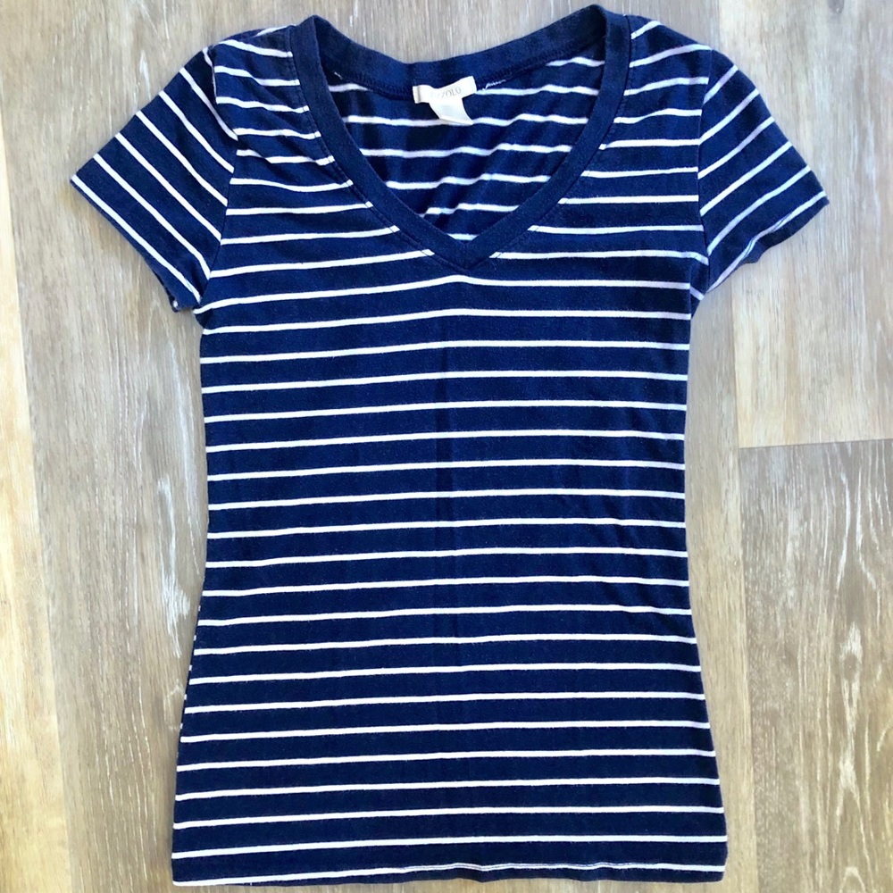 V-neck t-shirt